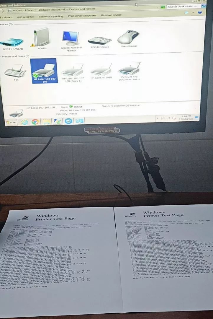 Ảnh khách chụp hai bản in thử cùng màn hình máy tính sau khi cài đặt máy in